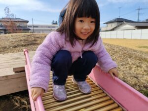 落ち葉遊びをしたよ！（新村）