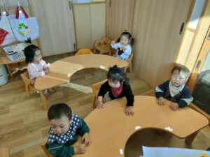 すべり台楽しいね！落ち葉もいっぱい！（井上）