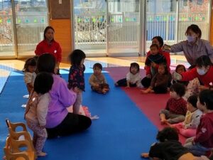 ０歳児クラスのかわいい反応♪ 誕生会とばけたくんのお楽しみ会（井上）