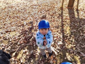 落ち葉遊びをしたよ！（落合）