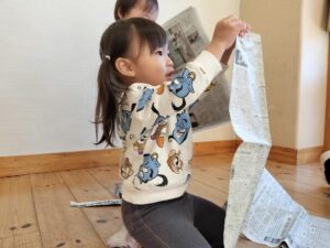 新聞紙遊び（江藤）