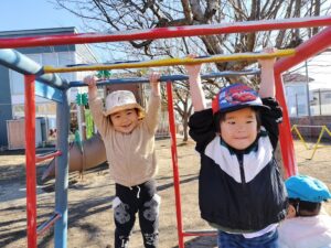 登って・・ぶら下がって・・（平野）