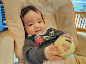 玩具に興味津々！（小原）