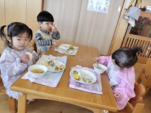 集会・戸外遊び・給食の様子（吉川）