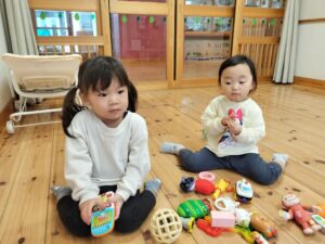 シール貼りとお絵描きをしたよ（塚原）