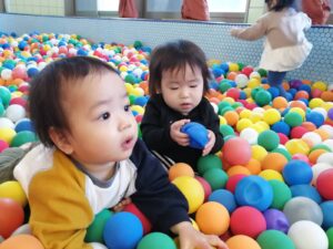 ボールプールで遊びました♪（入野）