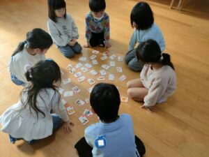 ぱんだ組ときりん組でかるた大会！(新村)