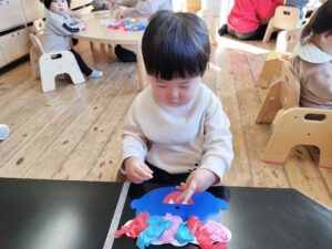 制作とシール貼りをしたよ♪(伊藤ゆ)