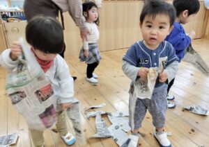 新聞紙遊び★(岡田)