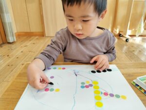 シールをペタペタ！(平野)