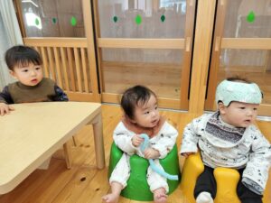 みんなで砂遊び(鳥居)