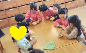 にじ組朝の会とおやつの様子（橋本)