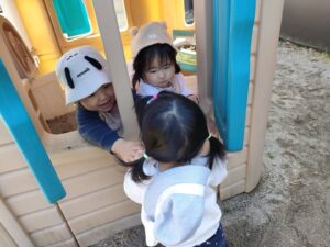 仲良しなどんぐり組さん(柴田)