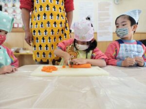 食育活動　カレー作りの様子（田中）