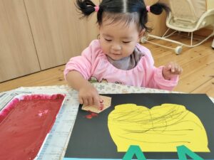 絵の具の感触って不思議だね♪(廣瀧)