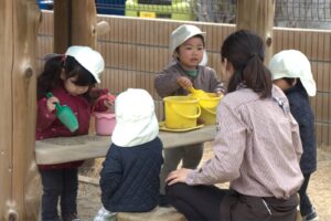 なずな組・あんず組の戸外遊び(大島)