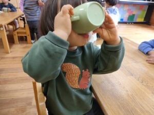 3月4日　午前のおやつとセンサリートイ制作（篠﨑）