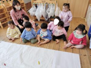 大きな紙にお絵描きしたよ！（柏木）