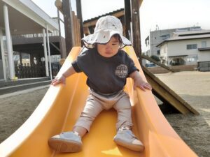 外は楽しいね！(鳥居)