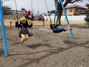 ぽかぽか陽気のなかで園庭遊び！（本間）