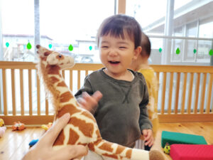 かわいい人形で遊んだよ♪(鳥居)