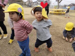 3月19日　つき組、戸外で遊んだよ（篠﨑）