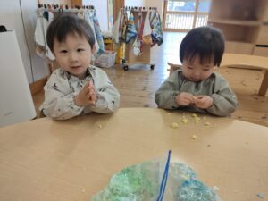 小麦粉粘土で遊んだよ(福永)