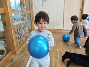 ボール遊びや玩具で遊んだよ！　(家中)