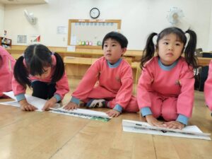 紙飛行機を作ったよ☆（佐藤）