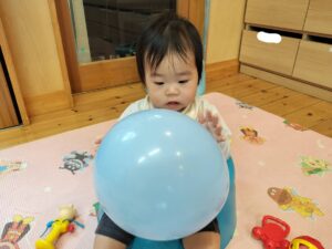 風船遊びと午睡中の様子　（今泉）
