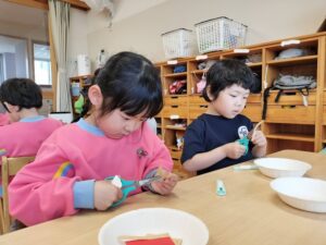 母の日制作がんばるよ！(福田純)