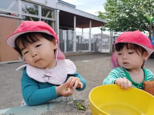 戸外遊びと給食の様子　（荒牧）
