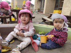 園庭で遊んだよ。　(浅野)