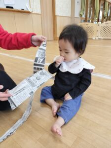 新聞紙遊びをしたよ♪（伏木）