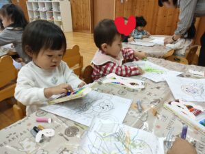 4月27日　つき組、カード探しと塗り絵をしたよ（篠﨑）