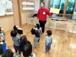 真似っこ遊びをしました♪（若林）