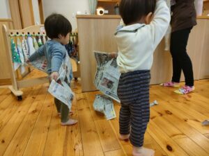 新聞紙遊びをしたよ！（阿久津）