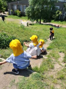 築山登りに挑戦！(岩本)