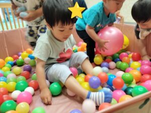 ボールプールで遊んだよ(大澤)