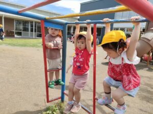 すずめ組の楽しい戸外遊び（山本）