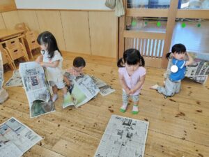 新聞紙遊びをしたよ(吉田)