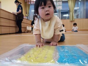 感触遊びを楽しみました♪（入野）