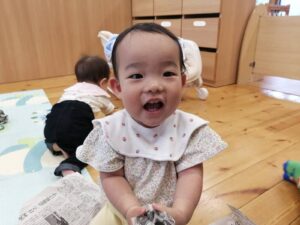 新聞紙遊びをしたよ♪　（中山）