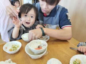 てるてるぼうすの目を貼って、クレヨンで口を描いたよ（吉川）