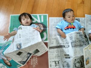 新聞紙遊び♫(谷田貝)