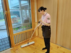 職員の掃除の様子　（栁田）