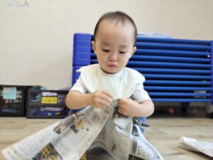 新聞紙遊びしたよ(大澤)