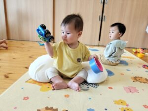 園庭でお散歩気持ちいね！（簾谷）