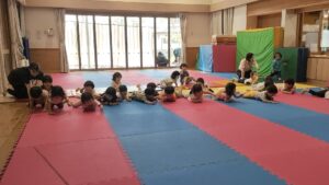 すずめ組の体操教室（山本ゆ）