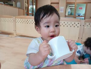 コップ飲み上手だね☆（戸澤）